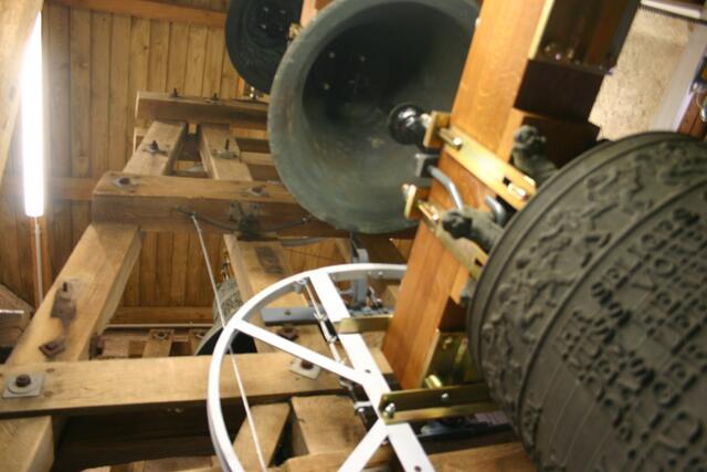 Drei der fünf Glocken im restaurierten Glockenstuhl. Joche und Antriebsräder wurden erneuert.