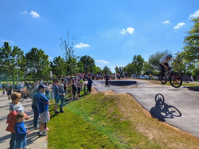 Die neue Pumptrack-Anlage ist ein Publikumsmagnet. | Foto: Frau Dill, Jugendbeauftragte 