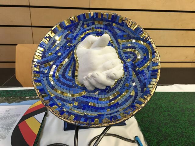 Das Geschenk der Pouzauger an die Meitinger Freunde - ein Mosaikkunstwerk | Foto: Andrea Gärtner