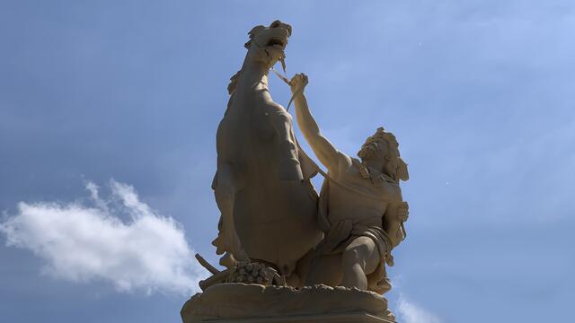 Auf der Schlossbrücke ist nur die Skulptur „Obotrit, sein Pferd bändigend“ (1873, Christian Genschow, 1876) zu sehen. Der „Obotrit, sein Pferd rüstend“ (1876) versteckt sich derzeit hinter einer Bauplane. Foto: Helmut Kuzina