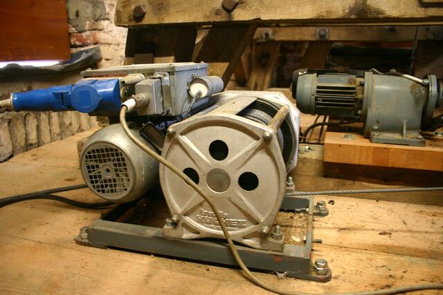 Mit dieser elektrischen Seilwinde wurden alle alten Teile nach unten transportiert und später auch die neuen Klöppel hochgehievt.