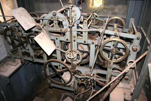 Wenn man zu den Glocken hochsteigt, es sind gut 70 Stufen, kommt man an diesem alten mechanischen Uhrwerk vorbei. Das Pendel wurde schon vor Jahrzehnten durch eine funkuhrgesteuerte Hemmung ersetzt. Sogar die Umstellung auf Sommerzeit erfolgte automatisch und statt den Gewichten gab es einen elektrischen Aufzugsmotor. Trotzdem erfolgte mittlerweile die Stillegung.