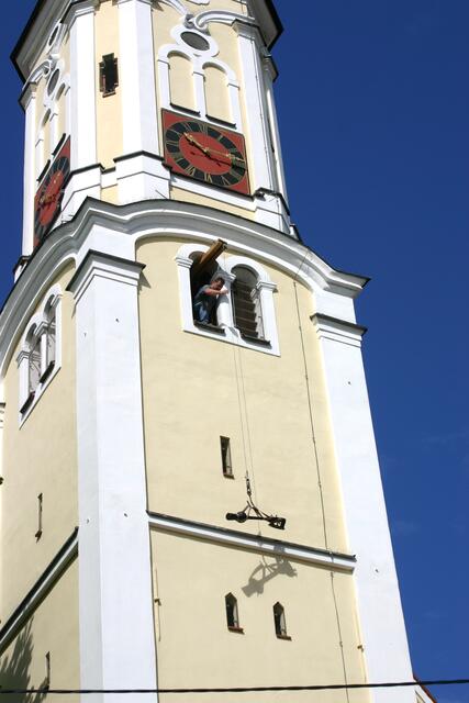 Hochziehen eines Klöppels mit der elektrischen Seilwinde und Umlenkrolle am Ausleger.