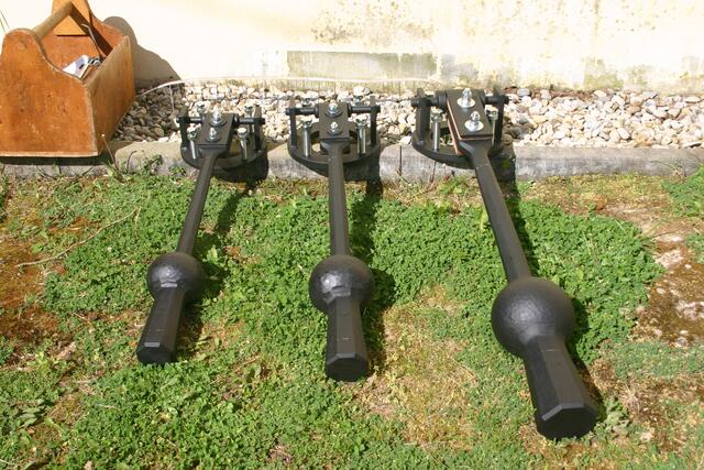 Die neuen Klöppel für die drei großen Glocken. Die beiden kleinen wurden bereits vorher montiert. Der große Klöppel rechts wiegt 50 kg; incl. der Aufhängung gute 60 kg.