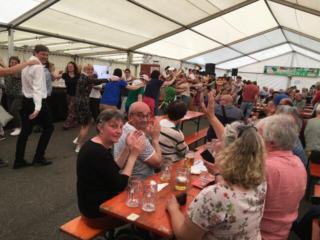 Ausgelassene Stimmung beim Siedlerfest in der Nordfeldsiedlung. | Foto: Andrea Gärtner