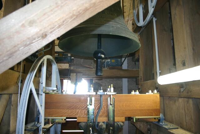 Neuer Klöppel oben, neues Joch unten. Rechts des Klöppels ist einer der neuen Läutmotoren zu erkennen.