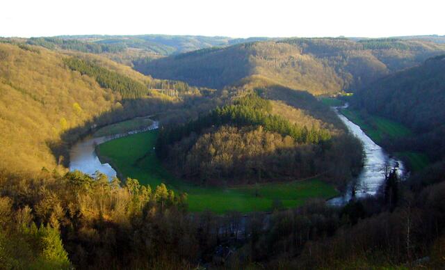 Ein anderer Bereich der Ardennen zeigt sich vollkommen bewaldet. 