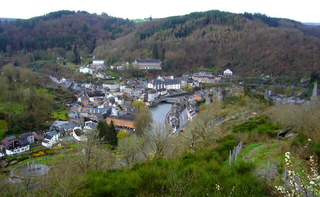 Es liegt in der belgischen Provinz Luxemburg in einer Flussschleife der Ourthe.