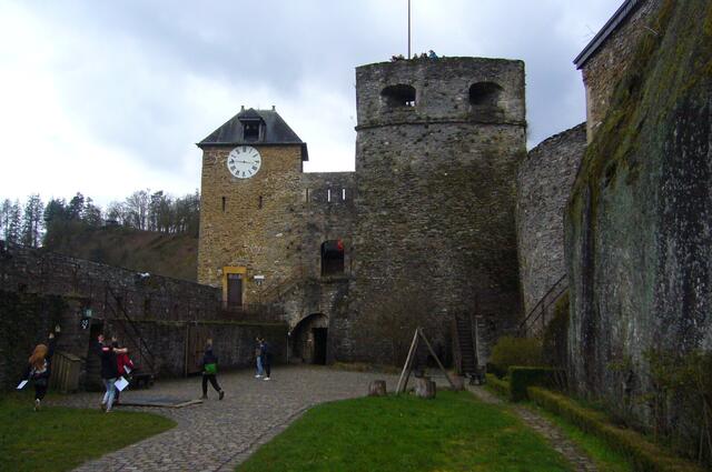 Lange Gänge führen durch das alte Gemäuer.