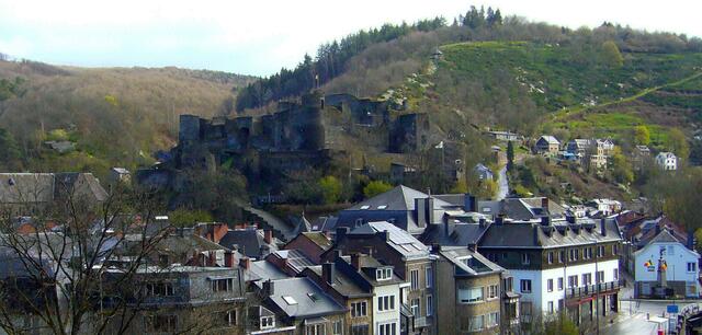 Graue Schieferdächer und eine obligatorische Burg gehören dazu. 