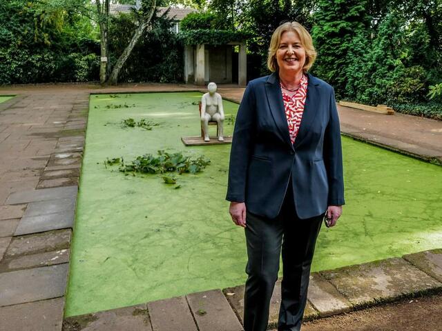 Bundestagspräsidentin Bärbel Bas
Bildhauerin Gabriela Fekete