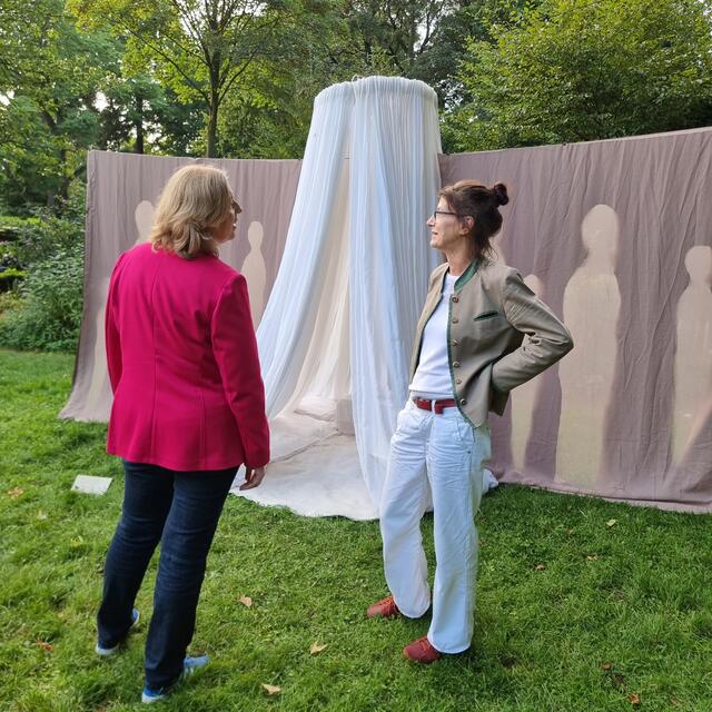 Bundestagspräsidentin Bärbel Bas im Gespräch mit der Künstlerin Claudia Sper vor ihrer Installation | Foto: Foto CAGrundei