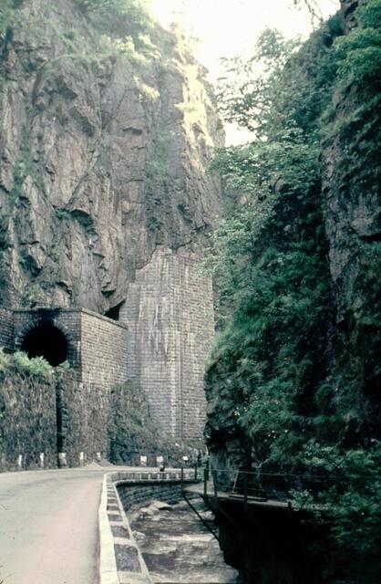 Im Höllental / Schwarzwald. Da fuhr die Bahn noch mit Dampf. Das Bild ist leider verschwunden. Ich hatte mich extra auf die Lauer gelegt.