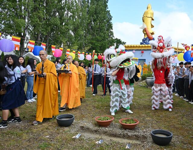 Feierliche Grundsteinlegung an der Mittelfelder Pagode