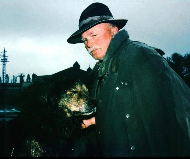 Ein Schäfer mit seinem Hund