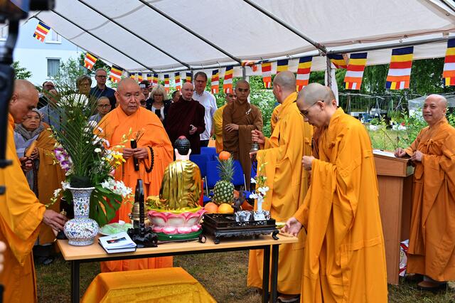 Feierliche Grundsteinlegung an der Mittelfelder Pagode