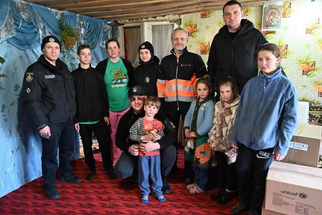 Vasyl Savka, Nationalsekretär von Kolping Ukraine, verteilte Hilfsgüter an Waisenhäuser und Großfamilien.