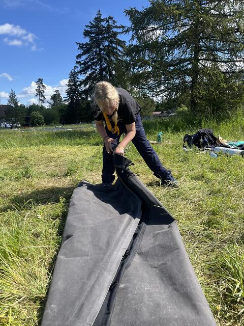 Auch beim Abbruch der Zelte helfen alle mit.