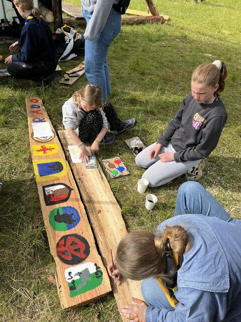 Schild mit den Wappen der Stämme aus dem Bezirk Rado