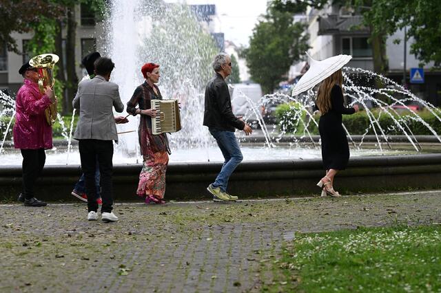 Sänger Doc Brock und sein Gefolge gingen am Wochenende auf Tour durch die Krefelder Innenstadt, um das Video zum Song „Barbara“ aufzuzeichnen. | Foto: Stephan Kolodzy
