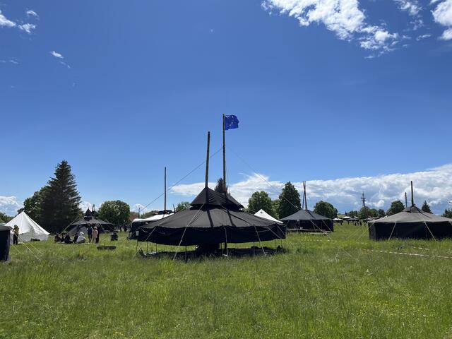 Die Seiten der Jurte können bei schönem Wetter hochgeklappt werden.