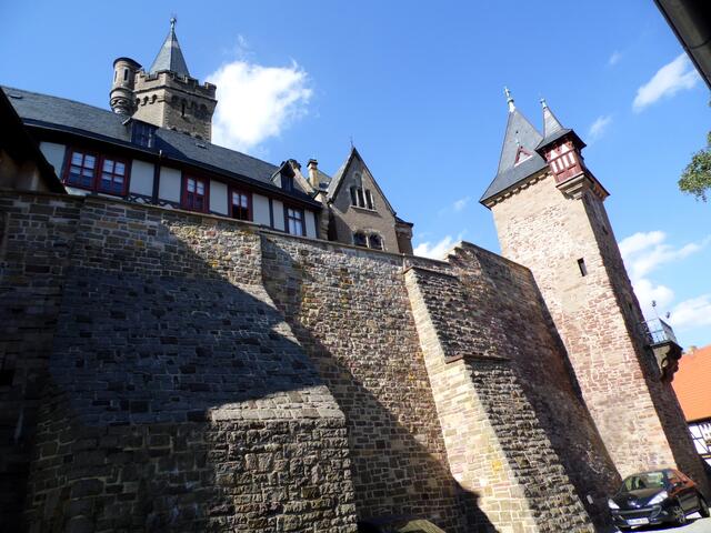 Von der Schlossmauer reicht der Blick weit über das Land.