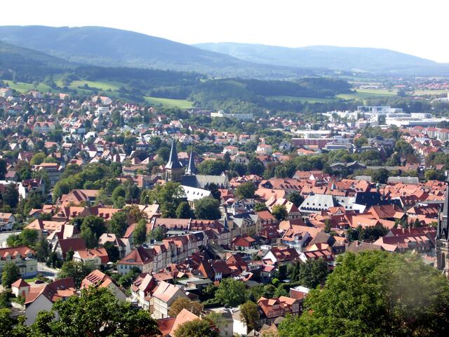 Zur anderen Seite auf die Dächer der Stadt.