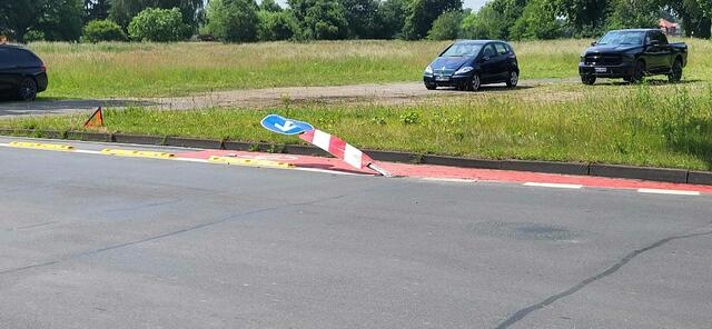 Bild 10 von 10: Immer diese Radfahrer! Dass DIE jetzt sogar die Schilder umnieten, die die Stadt Langenhagen gerade vor einer Woche erst zum Schutze eben dieser Radfahrer aufgestellt hat! &gt;&gt;&gt;&gt;&gt;&gt; &gt;&gt;&gt;&gt;&gt;&gt;&gt; Und wie gut, dass genau DA nicht gerade ein anderer Radfahrer/eine andere Radfahrerin mit dem 🚲 fuhr: Hätte böse, GANZ böse enden können! -Oder gar jemand mit einem Fahrradanhänger mit zwei Kindern drinne .... | Foto: B.F.