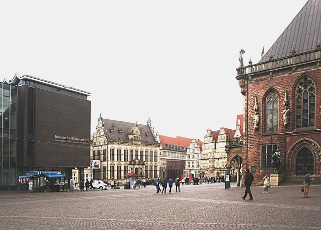 Der Marktplatz mit sehenswerten Gebäuden und dem Parlamentsgebäude, das vom Stil nicht dahin passt. Im Hintergrund die Handelskammer