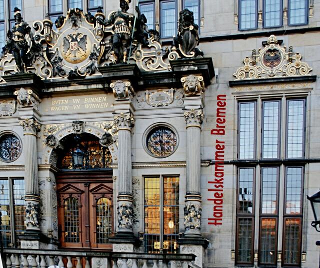Sehr aufwendig gestaltetes Portal der Handelskammer