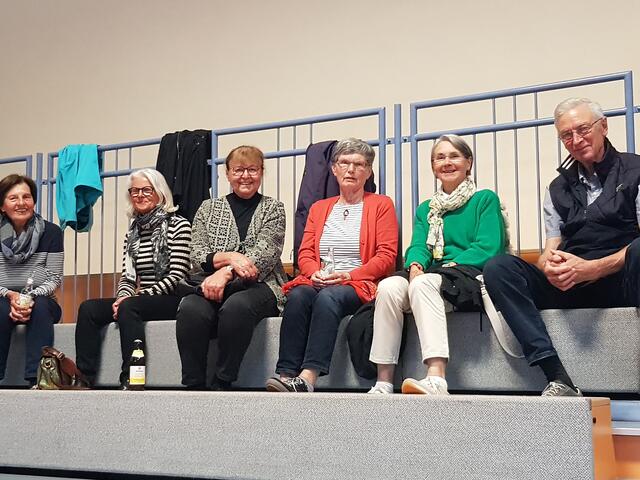 Einen Logenplatz hatten sich die fiteren Senioren ausgesucht nachdem alle Stühle im "Parkett" besetzt waren.