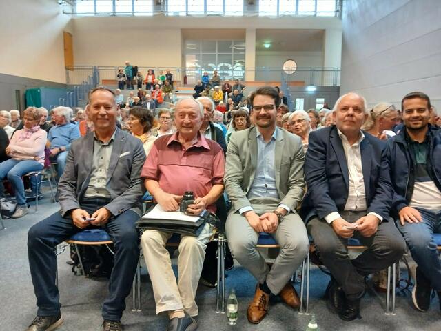 Von links: Bürgermeister Willy Lehmeier, der sich dankbar zeigte, dass mit diesen Stücken den Leuten vor Augen geführt wurde, worauf man unbedingt achten sollte. Helmut Sauter, der "neue" Pressereferent der SGW Wertingen. Landtagsabgeordneter Manuel Knoll, für den dieses Thema auch enorme Wichtigkeit besitzt. Sowie Stadtrat und Seniorenreferent Otto Horntrich und Stadtrat Fabian Braun, die hier den einen oder anderen Trick noch nicht kannten und dadurch ihren Erfahrungsschatz erweiterten. Alle bedankten sich bei SGW, der Polizei und den Theaterakteuren für ihr Engagement. Bild: SGW