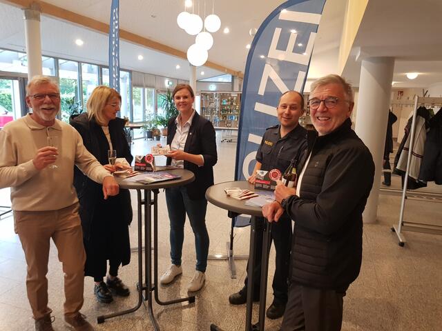 Im Foyer der Satdthalle hatte die Polizei aus Wertingen einen Infostand aufgebaut und informierten Interessierte über die Tricks und verteilte Infomaterial. 