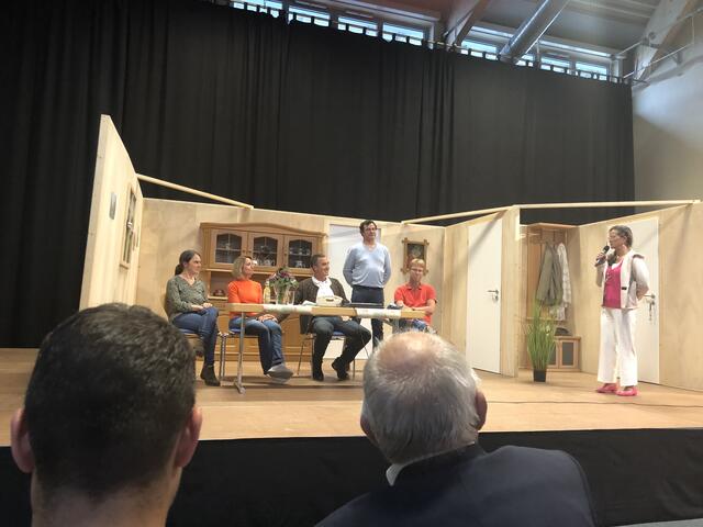 Präventionstheater „Lug und Betrug“ präsentierte das Neue Theater Mering mit Thilo Paulin, Manuela Adling, Barbara Schwab-Melcher, Markus Schwab und Pedro Kopf-Müller . Hier bedankt sich Christine Steimer bei den Akteuren. Bild: SGW