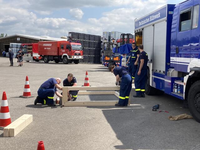 Mit bis zu 100 Ehrenamtlichen ist die Ölschadenseinheit vor Ort in Gablingen um die Anlage aufzubauen. Die Helferinnen und Helfer werden in den nächsten Tagen und Wochen sich abwechseln und so einen dauerhaften Betrieb aufrecht erhalten. | Foto: Florian Handl