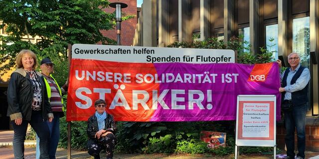 Die DGB Vorstandsmitglieder v.l.n.r.: Brigitte Müller, Klaus Bittner, Pressy Cascales und Reinhard Nold, bittet um Unterstützung für die Flutopfer in Rheinland-Pfalz, Bayern und dem Saarland. | Foto: DGB Lehrte