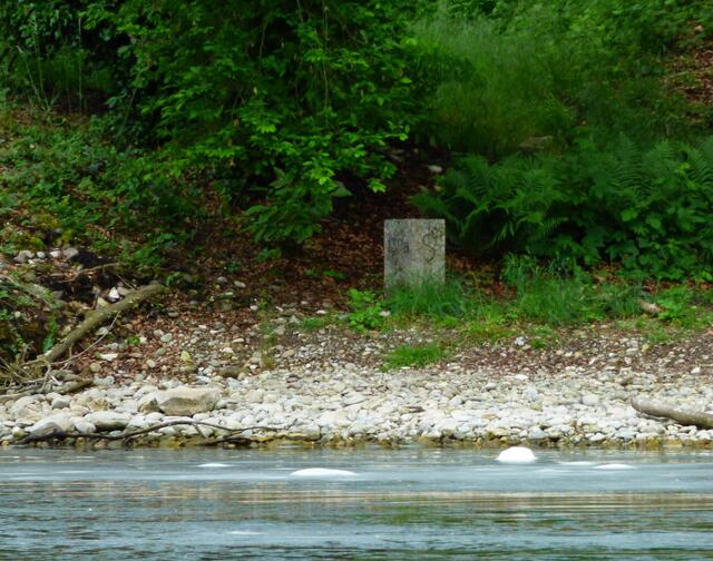 Auf der rechten, der deutschen Seite, ein Grenzstein.