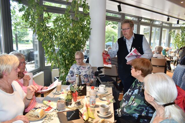 Kaffe, Kuchen und Infos gab es beim SoVD in Mittelfeld.