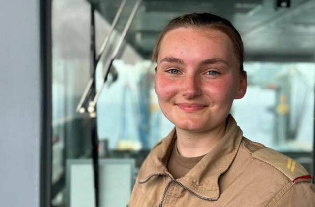 Nele auf der Brücke des Einsatzgruppenversorgers | Foto: Screenshot FB, Bundeswehr