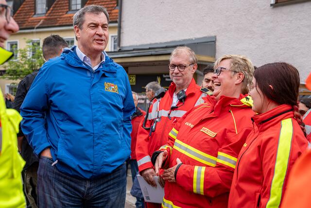 Auch der bayerische Ministerpräsident Markus Söder schaute nach dem Rechten und erkundigte sich wo Hilfe benötigt wird. | Foto: DLRG Augsburg