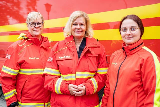 Bundesinnenministerin Nancy Faeser machte sich vor Ort ein Bild von der Lage. | Foto: DLRG Augsburg