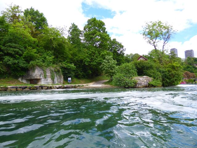 Auf der linken, der Schweizer Seite, ein alter Bunker