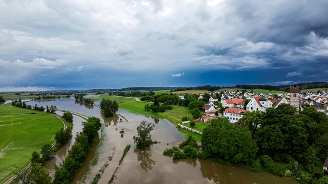 Mit Macht traten die Wassermassen an der Schmutter über die Ufer. | Foto: Elmar Pics