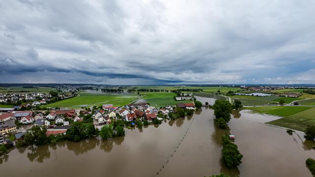 Gablingen teilweise unter Wasser. Im Hintergrund in der Mitte ist die Kläranlage zu sehen. | Foto: Elmar Pics