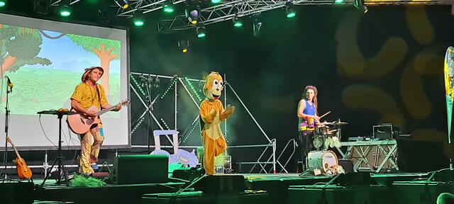 Freund Artis der Affe macht auch mit 