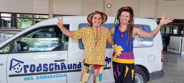 Rodscha aus Kambodscha (links) und Tom Palme vor ihrem Auftritt in der Pharmpur Eisarena