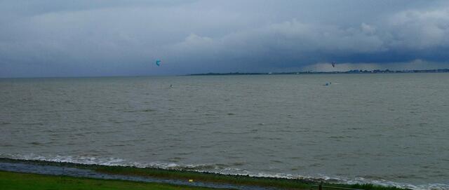 Die beiden Kitesurfer kämpfen mit Wind und Wasser. | Foto: Shima Mahi
