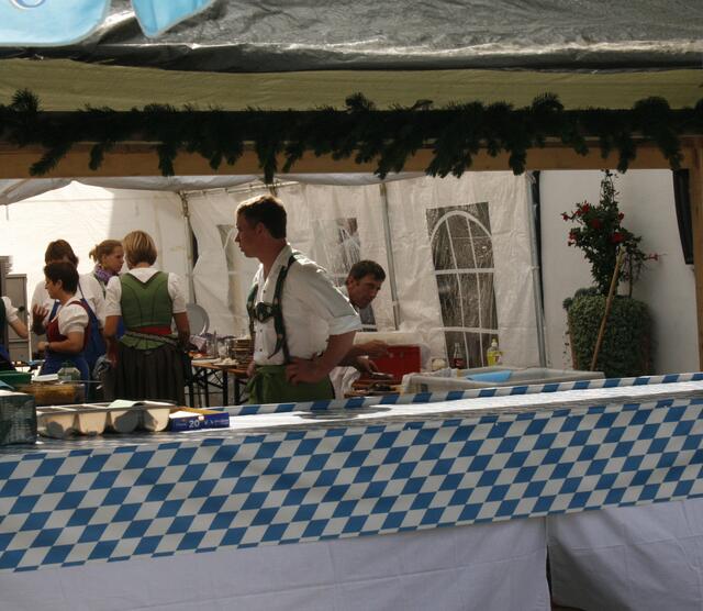 Weiß-blau und heiter. Und nicht nur ein Paulaner dazu.