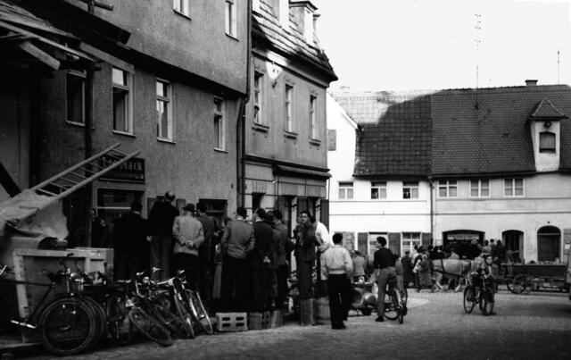 In Zeiten wo sich nur wenige einen Fernseher leisten konnten, liefen in den SDchaufenstern der Radio- und Fersehfachgeschäfte wie hier in Lauingen die Geräte. Publicviewing gab es also damals schon.  Zwei Schaufenster waren von den Fans der Fußballweltmeisterschaft 1954 belagert. 