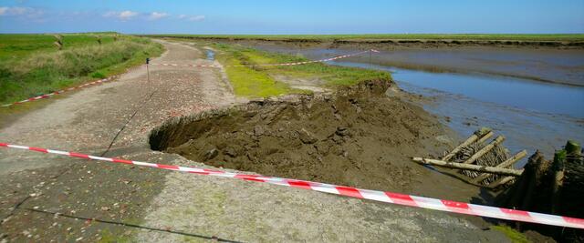 An diesem Weg neben dem Hauptpriel des Grodens ist ein Abbruch entstanden, der nun abgesichert werden musste. | Foto: Shima Mahi